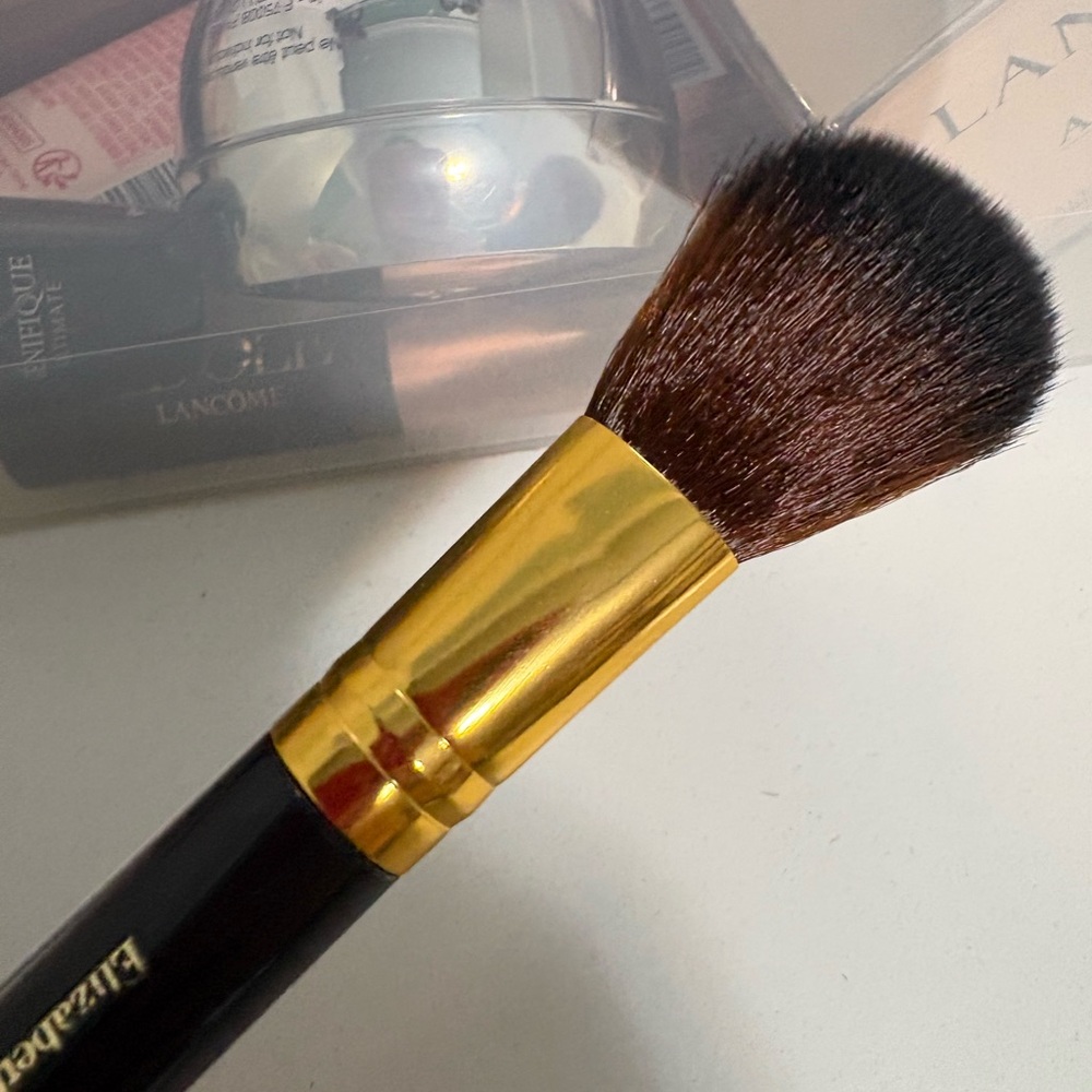 Elizabeth Arden Gold and Black Makeup Brush - Picture 2 of 5